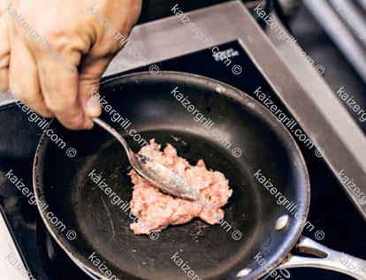 В небольшую сковородку с антипригарным покрытием положите две ложки смеси.