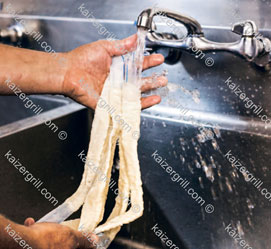 Тщательно промойте оболочку для колбасы.