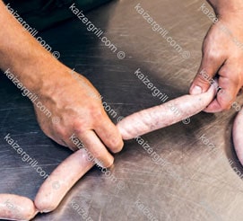Если вы имеете дело не с колбасками, а с большой колбасой, то можете завязать его верёвкой.
